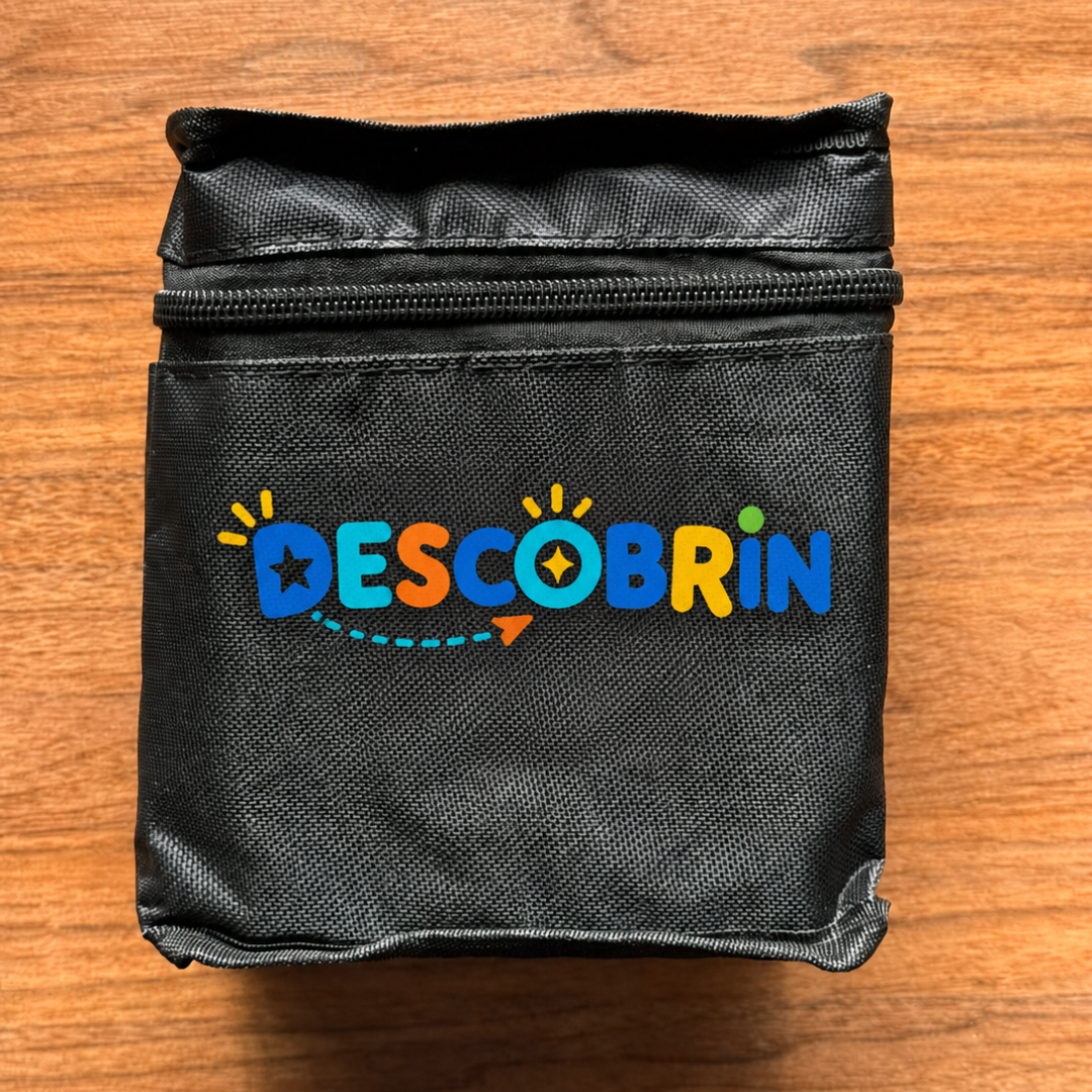 Estojo preto fechado com o logo Descobrin do kit de canetinhas