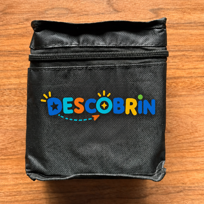 Estojo preto fechado com o logo Descobrin do kit de canetinhas