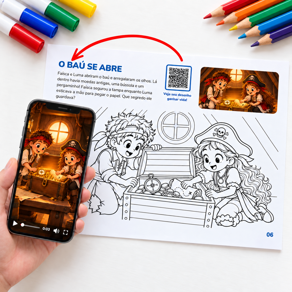 Mão segurando um celular que mostra a cena do baú do tesouro em vídeo ao escanear o QR Code da página